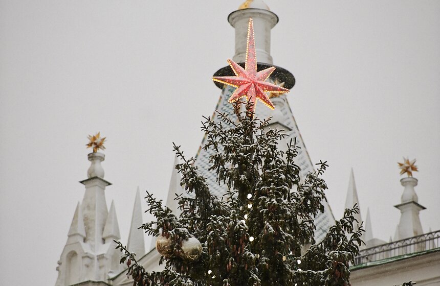 Главную новогоднюю елку страны украсили шарами и гирляндами 5 фото