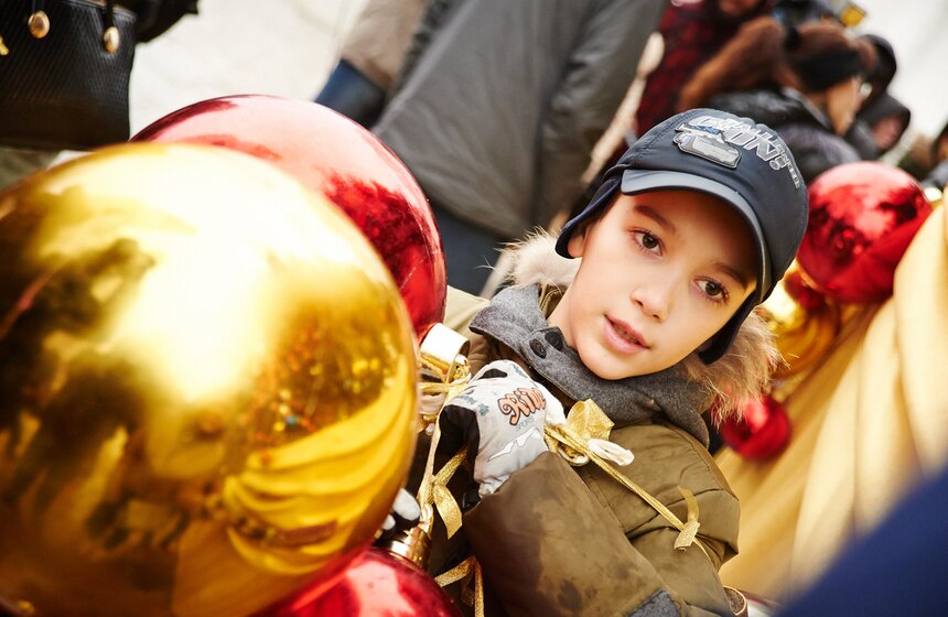 Главную новогоднюю елку страны украсили шарами и гирляндами 16 фото