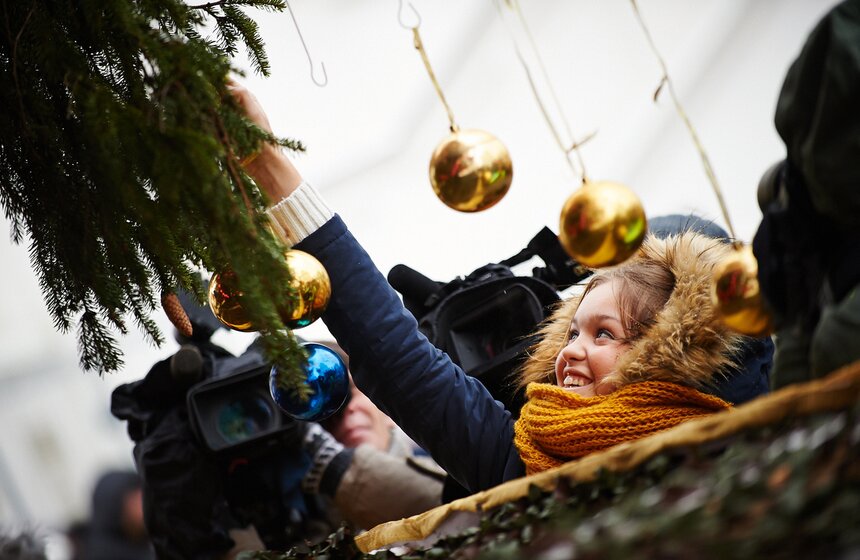 Главную новогоднюю елку страны украсили шарами и гирляндами 14 фото