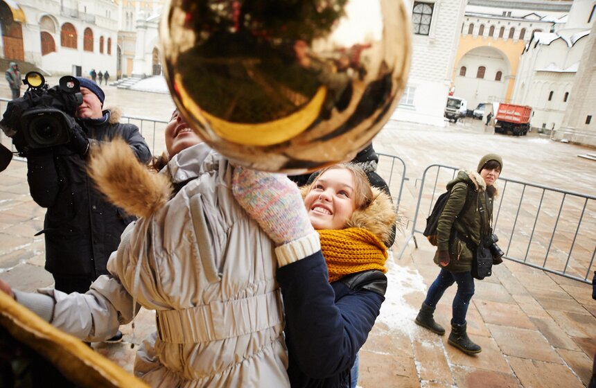 Главную новогоднюю елку страны украсили шарами и гирляндами 18 фото