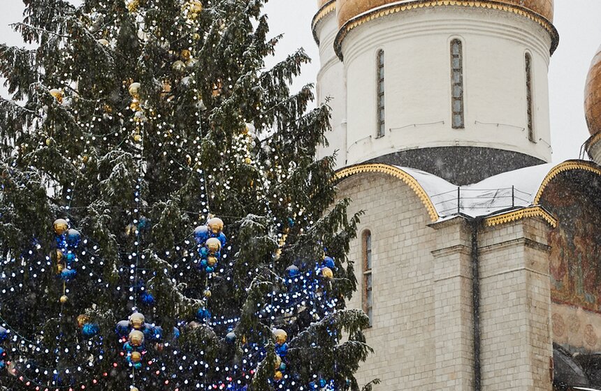 Главную новогоднюю елку страны украсили шарами и гирляндами 3 фото