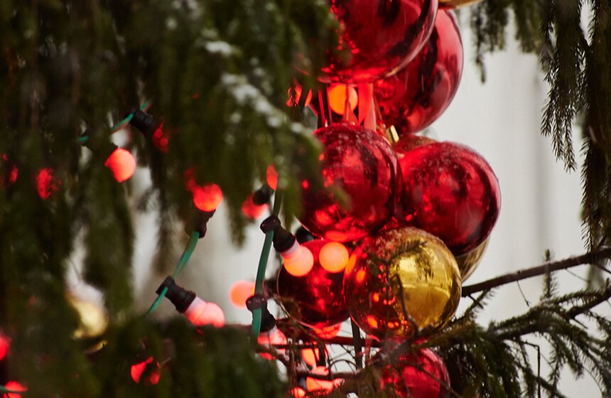 Главную новогоднюю елку страны украсили шарами и гирляндами 2 фото