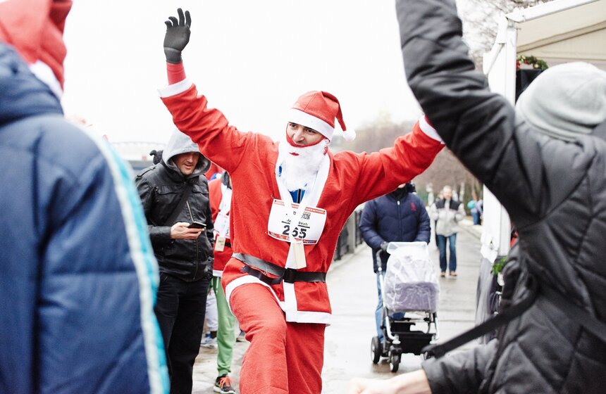 В столице впервые прошел забег Дедов Морозов 22 фото