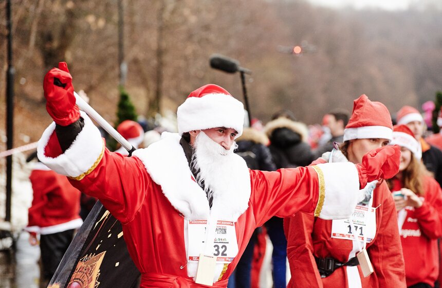 В столице впервые прошел забег Дедов Морозов 19 фото