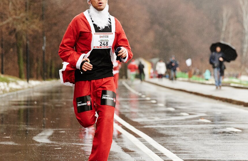 В столице впервые прошел забег Дедов Морозов 17 фото