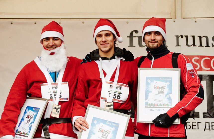 В столице впервые прошел забег Дедов Морозов 24 фото