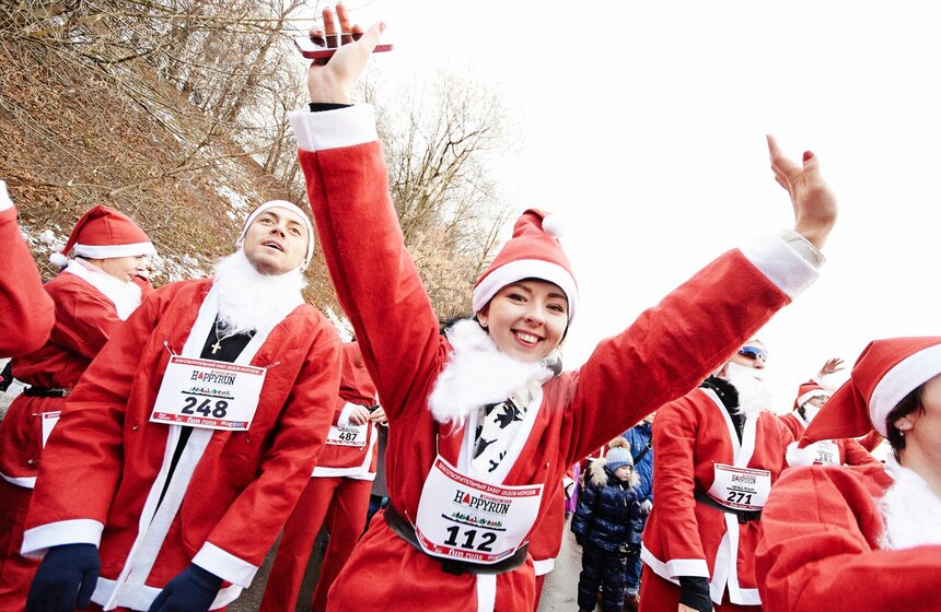 В столице впервые прошел забег Дедов Морозов 9 фото