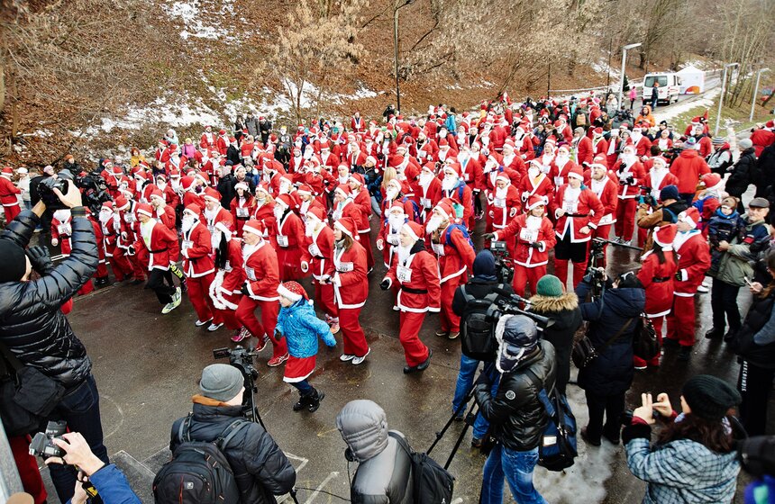 В столице впервые прошел забег Дедов Морозов 8 фото