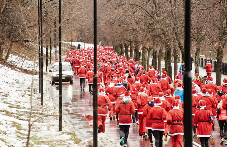В столице впервые прошел забег Дедов Морозов 14 фото
