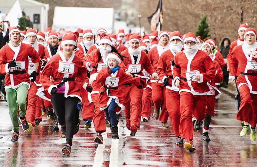 В столице впервые прошел забег Дедов Морозов 11 фото