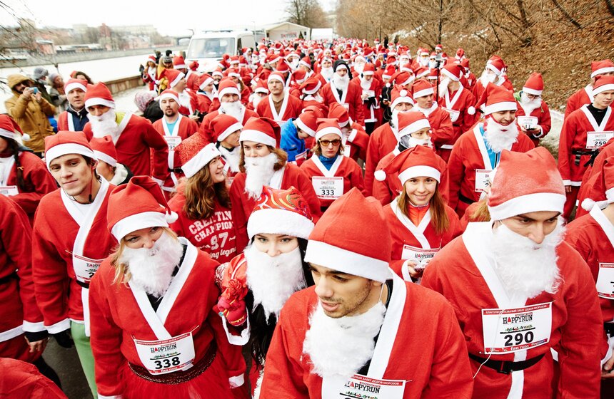 В столице впервые прошел забег Дедов Морозов 10 фото