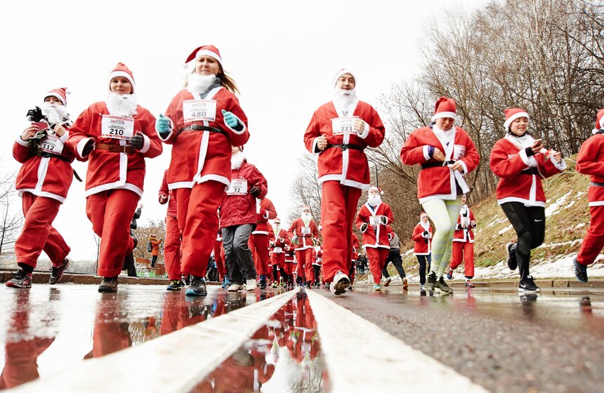 В столице впервые прошел забег Дедов Морозов 12 фото