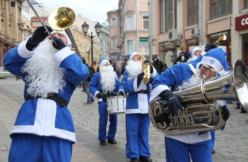 На Кузнецком мосту прошел перформанс Дедов Морозов 9 фото