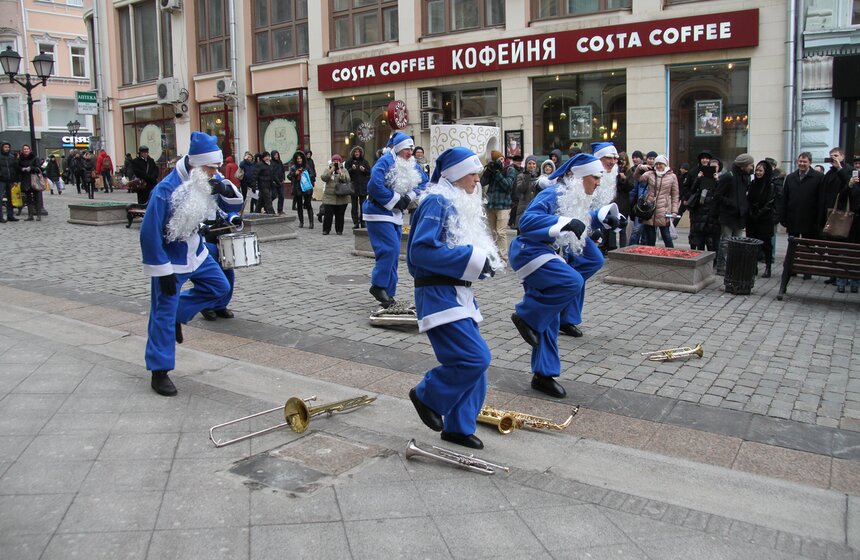 На Кузнецком мосту прошел перформанс Дедов Морозов 8 фото