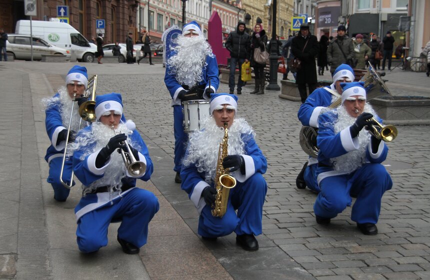 На Кузнецком мосту прошел перформанс Дедов Морозов 7 фото