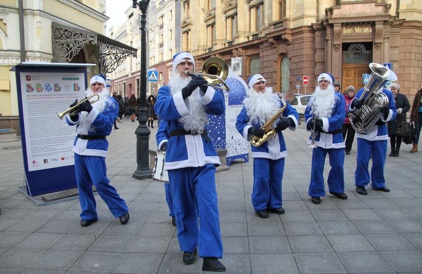 На Кузнецком мосту прошел перформанс Дедов Морозов 12 фото