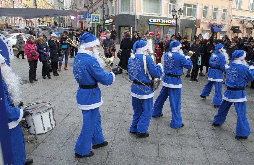 На Кузнецком мосту прошел перформанс Дедов Морозов 13 фото