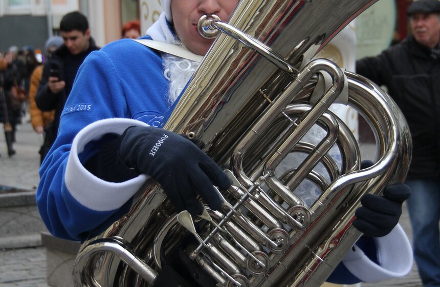 На Кузнецком мосту прошел перформанс Дедов Морозов 4 фото