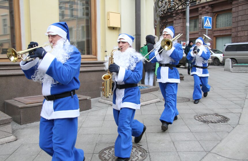 На Кузнецком мосту прошел перформанс Дедов Морозов 1 фото