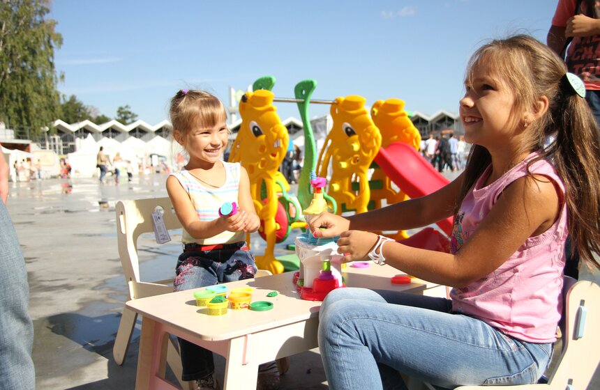 В "Сокольниках" прошел семейный фестиваль "Сказочный остров" 1 фото