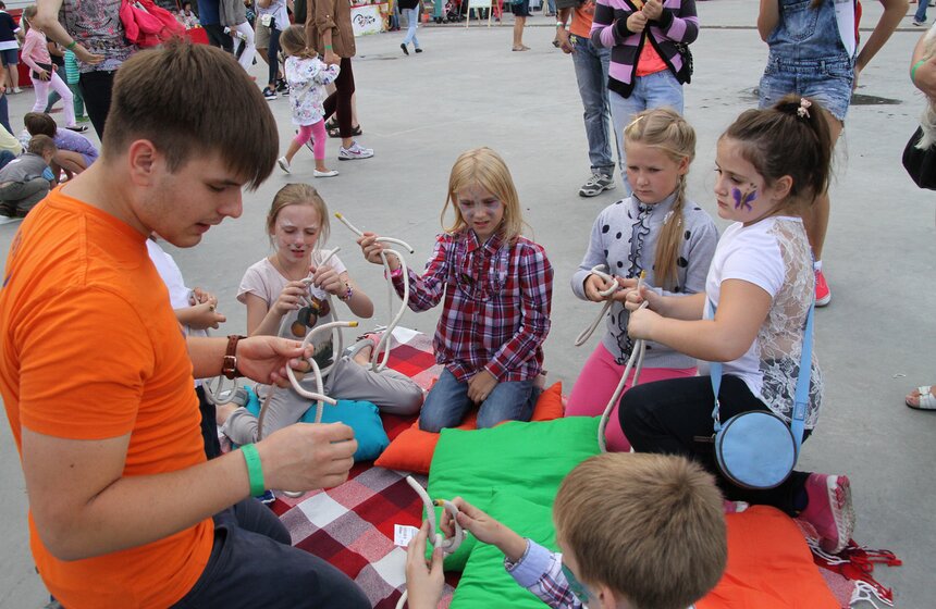 В "Сокольниках" прошел семейный фестиваль "Сказочный остров" 18 фото