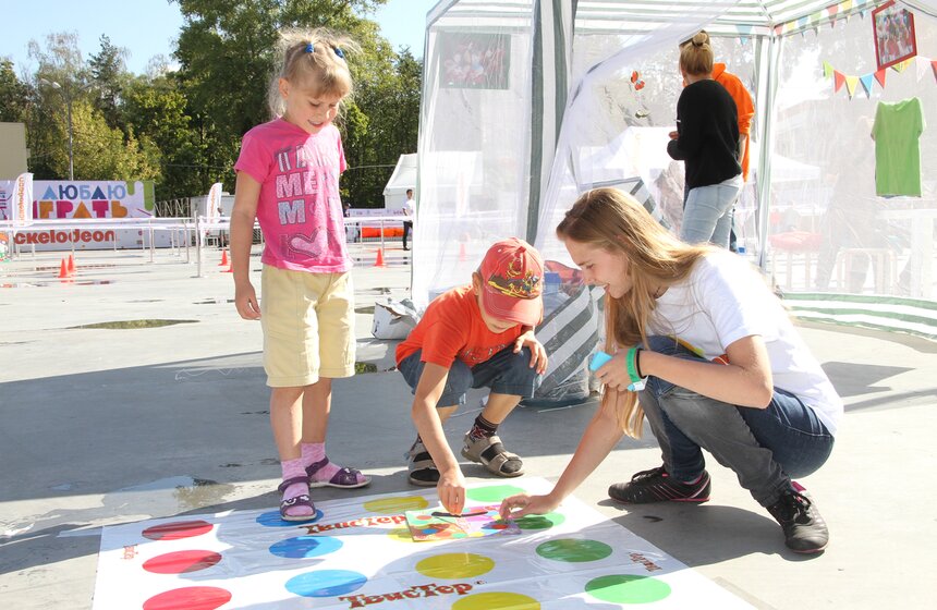 В "Сокольниках" прошел семейный фестиваль "Сказочный остров" 12 фото