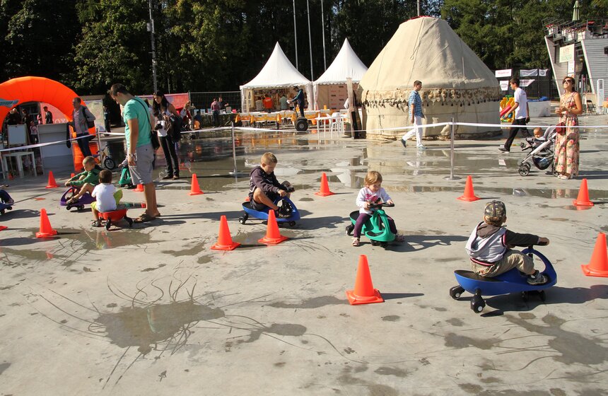 В "Сокольниках" прошел семейный фестиваль "Сказочный остров" 11 фото