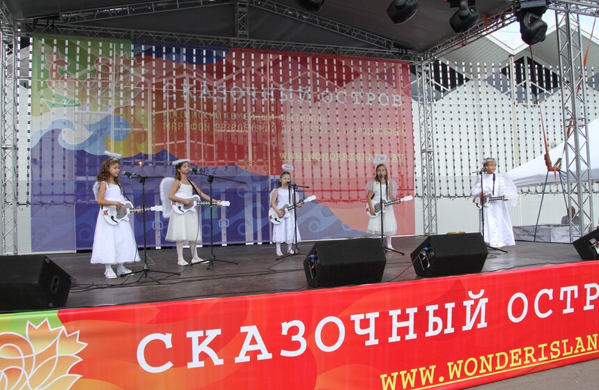В "Сокольниках" прошел семейный фестиваль "Сказочный остров" 16 фото