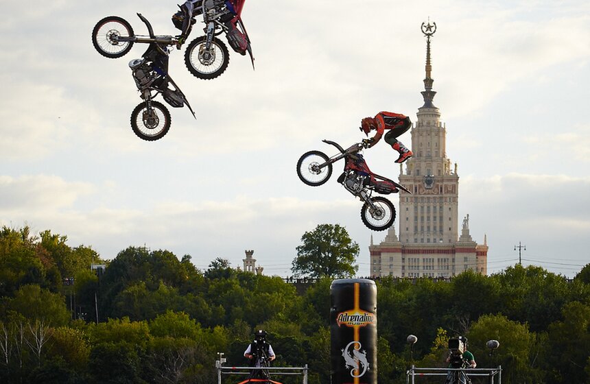 В "Лужниках" прошло мотофристайл-шоу Adrenaline FMX Rush 23 фото