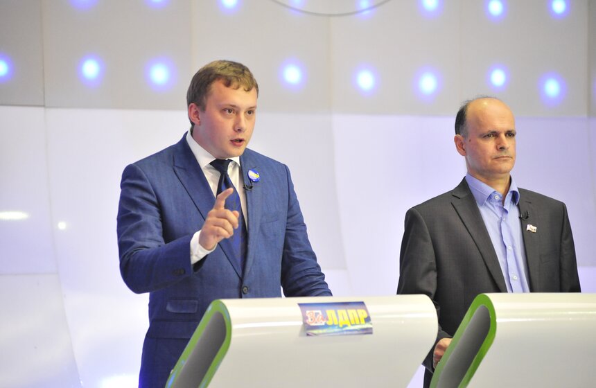 Кандидаты в депутаты Мосгордумы от 2 округа Егор Анисимов (ЛДПР) и Михаил Песков ("Яблоко")