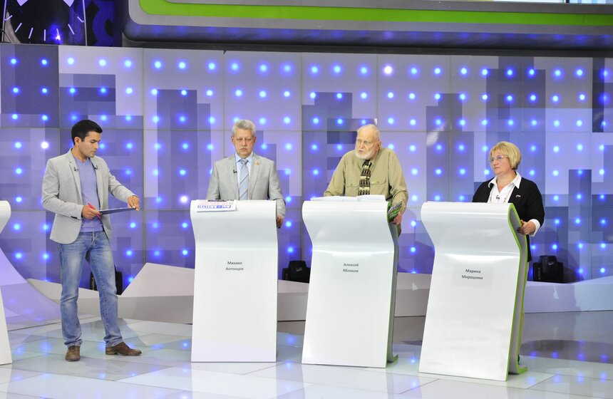 Кандидаты в депутаты Мосгордумы от 28 округа Михаил Антонцев ("Единая Россия"), Алексей Яблоков ("Яблоко") и Марина Мирошина ("Справедливая Россия")