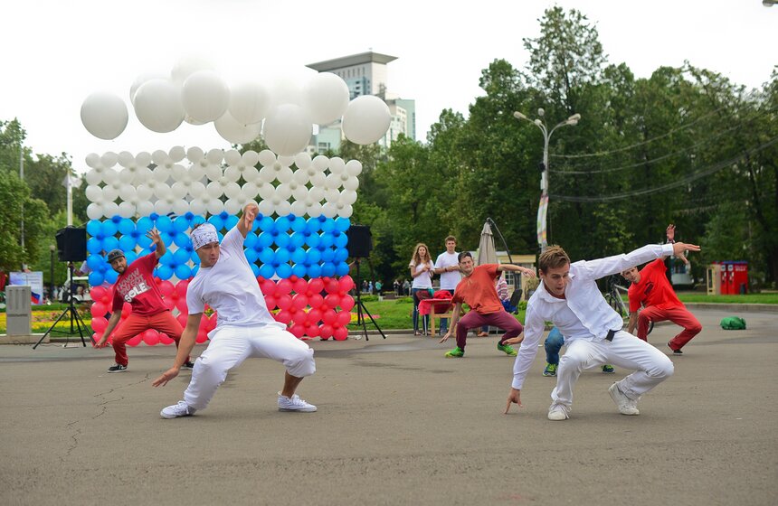 В Сокольниках отпраздновали День российского флага 17 фото