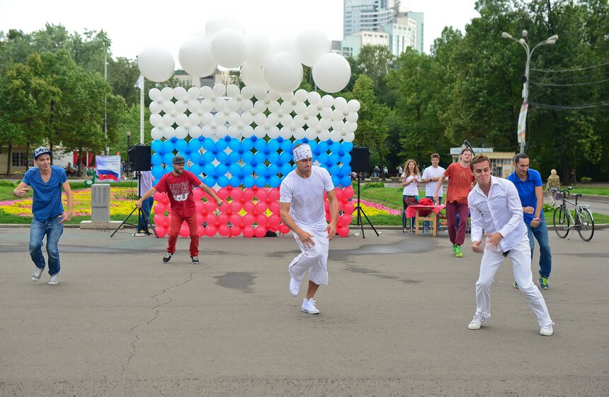 В Сокольниках отпраздновали День российского флага 16 фото