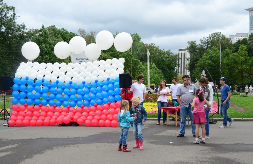 В Сокольниках отпраздновали День российского флага 15 фото
