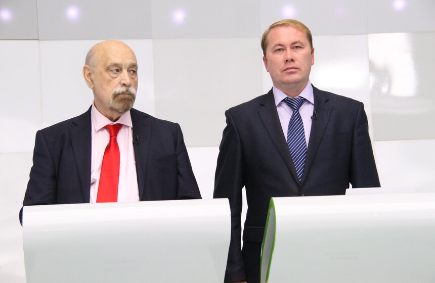 Кандидаты в депутаты Мосгордумы от 35 округа Валерий Борщев ("Яблоко") и Сергей Васильев ("Справедливая Россия")