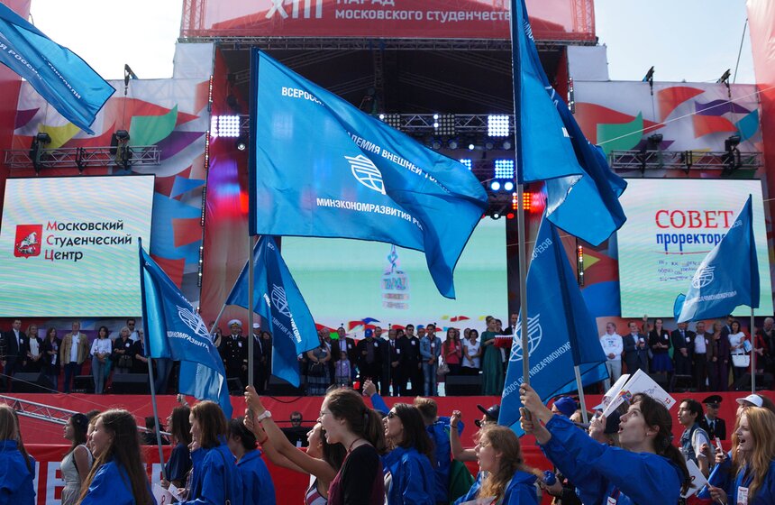 Первокурсники приняли участие в Параде московского студенчества 20 фото