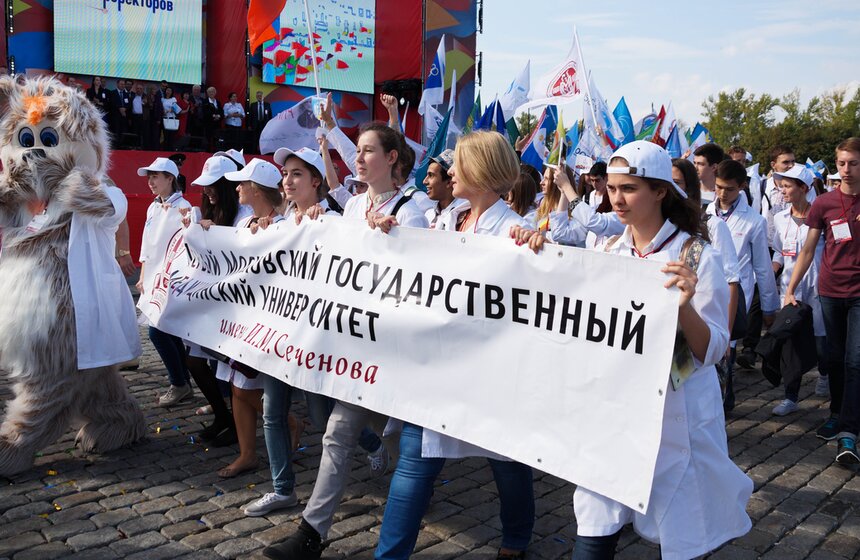 Первокурсники приняли участие в Параде московского студенчества 22 фото