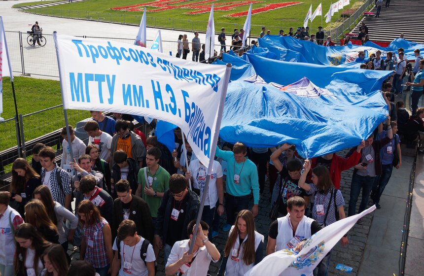 Первокурсники приняли участие в Параде московского студенчества 30 фото