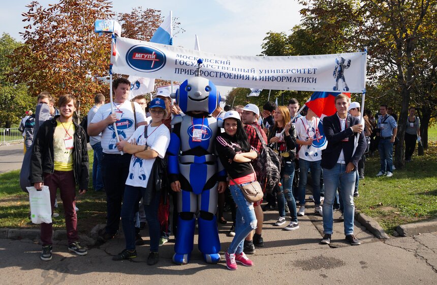 Первокурсники приняли участие в Параде московского студенчества 1 фото