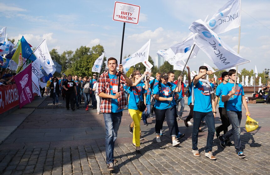Первокурсники приняли участие в Параде московского студенчества 13 фото