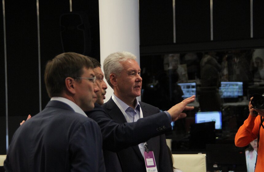 Собянин посетил Общественный штаб по наблюдению за выборами 3 фото