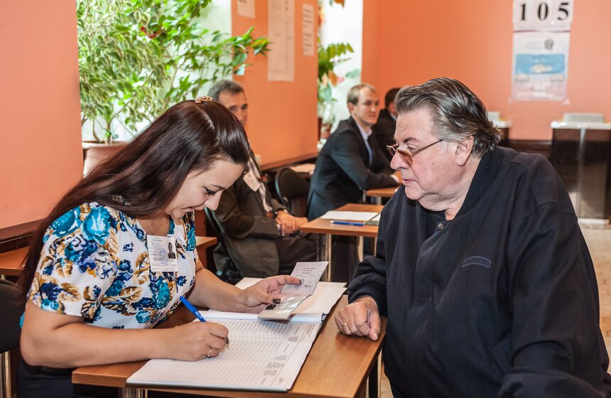 Хазанов и Ширвиндт проголосовали на выборах в Мосгордуму 10 фото