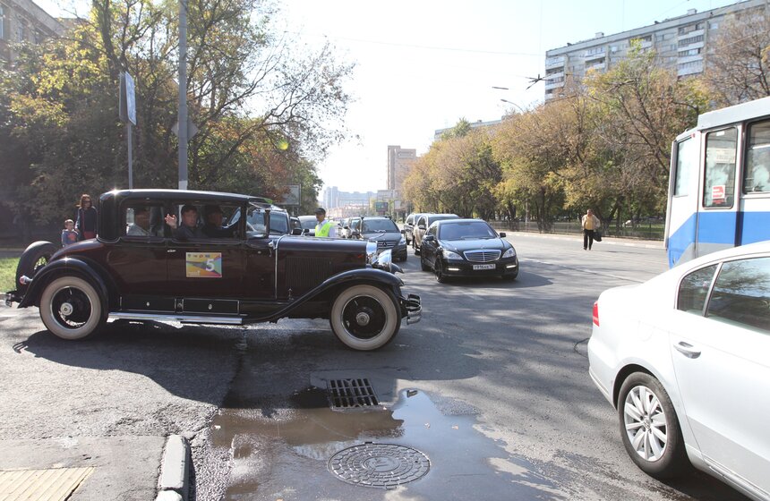 В Москве состоялось ралли ретро-автомобилей 8 фото