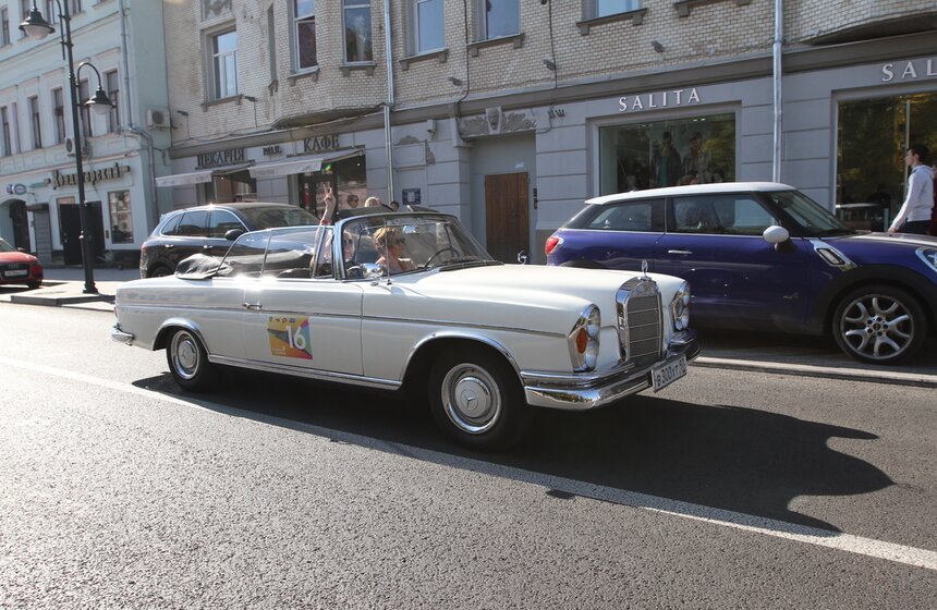 В Москве состоялось ралли ретро-автомобилей 13 фото