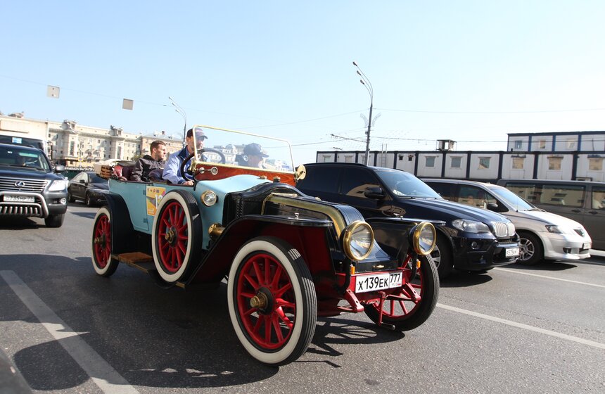 В Москве состоялось ралли ретро-автомобилей 12 фото