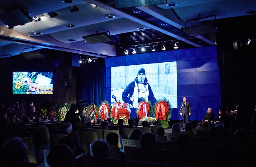 В Москве простились с фотокорреспондентом Андреем Стениным 12 фото