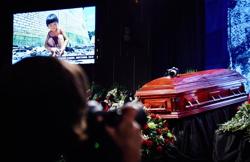 В Москве простились с фотокорреспондентом Андреем Стениным 20 фото