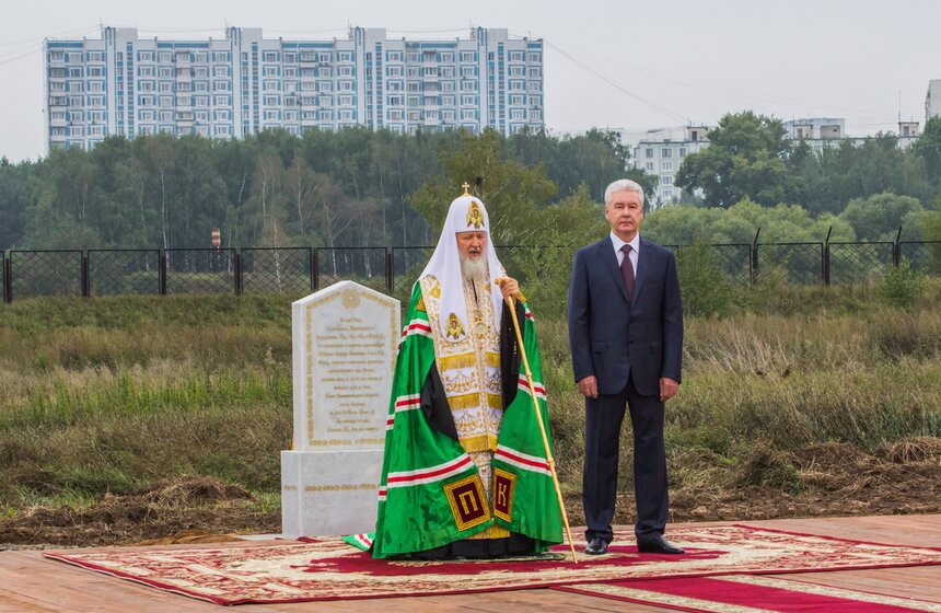 Мэр Москвы заложил камень в основание будущей церкви в Тушино 16 фото
