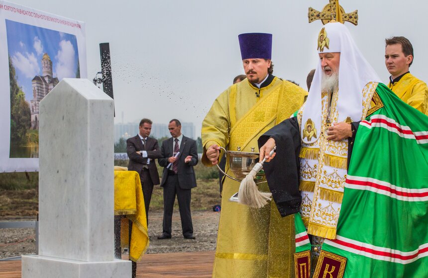 Мэр Москвы заложил камень в основание будущей церкви в Тушино 13 фото