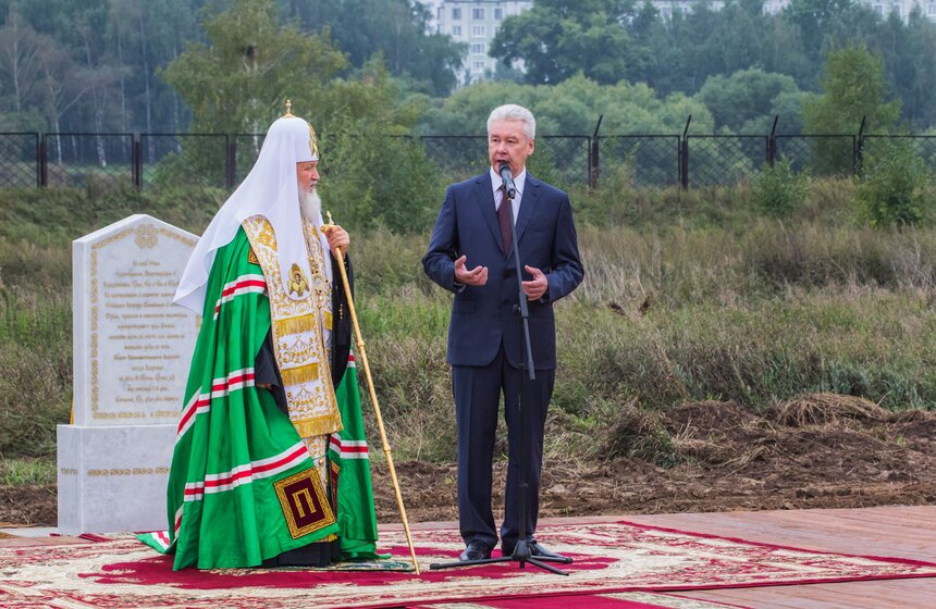 Мэр Москвы заложил камень в основание будущей церкви в Тушино 17 фото